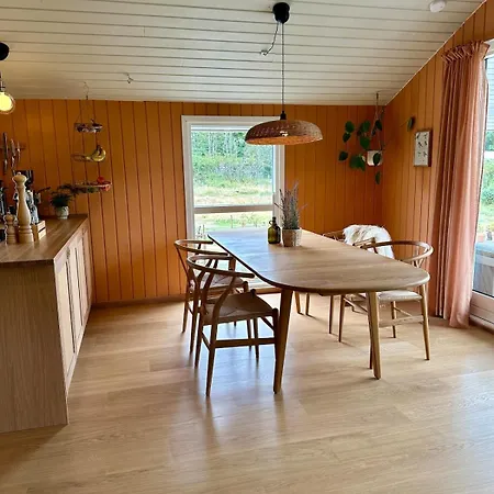 Дом отдыха Modern With Wood-fired Hot Tub Вайерс-Странд