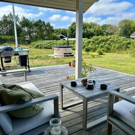 Modern With Wood-fired Hot Tub Дом отдыха