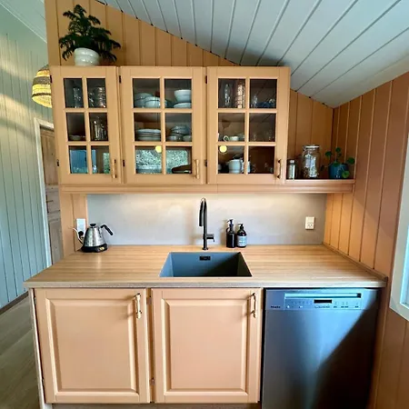 Дом отдыха Modern With Wood-fired Hot Tub Вайерс-Странд