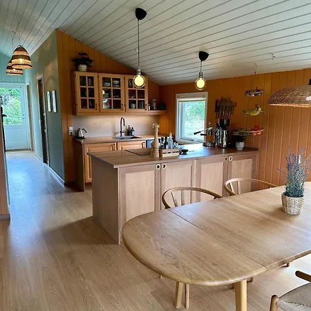 Modern With Wood-fired Hot Tub Дом отдыха